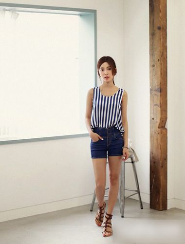 无袖背心配牛仔短裤 简约熟女 