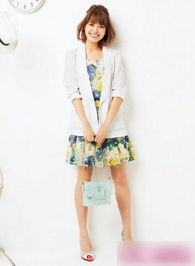 碎花单品完美演绎 妩媚动人