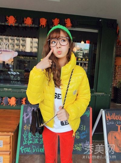 果绿短羽绒服搭牛仔紧裤 修身显瘦 